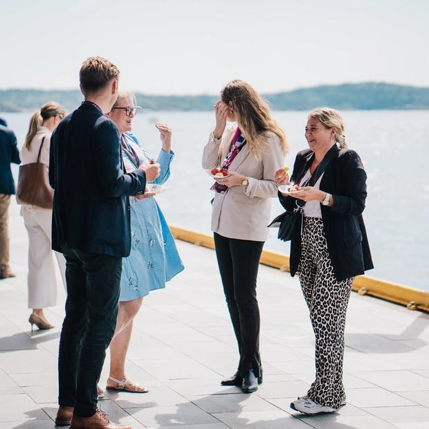 Noen mennesker nyter lunsj utendørs på Å Energi-konferansen 2023