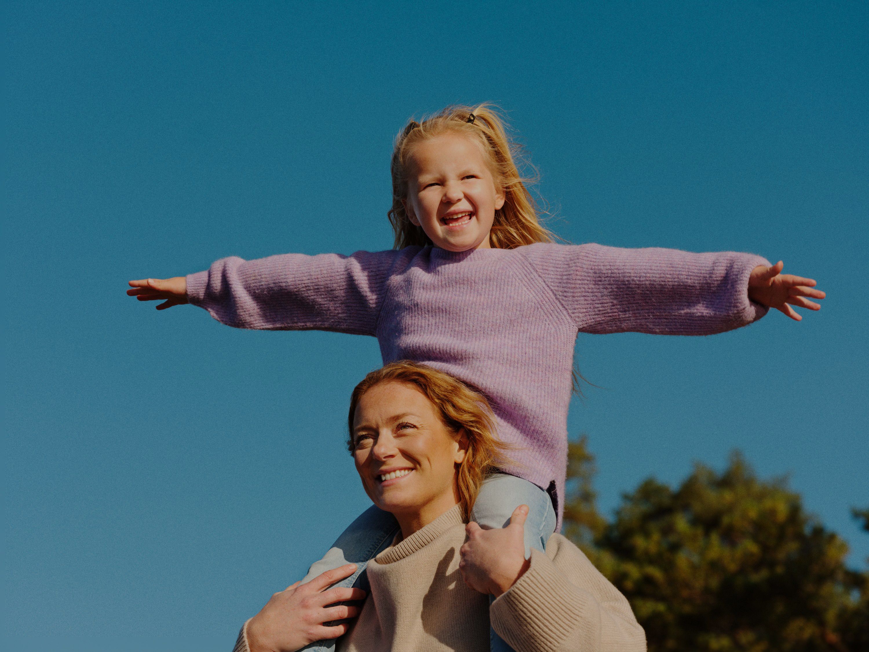 jente på skuldrene til kvinne