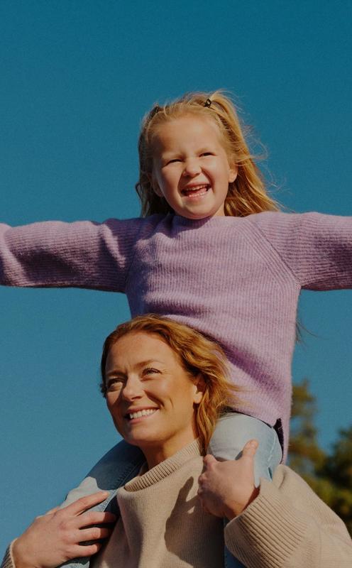 jente på skuldrene til kvinne