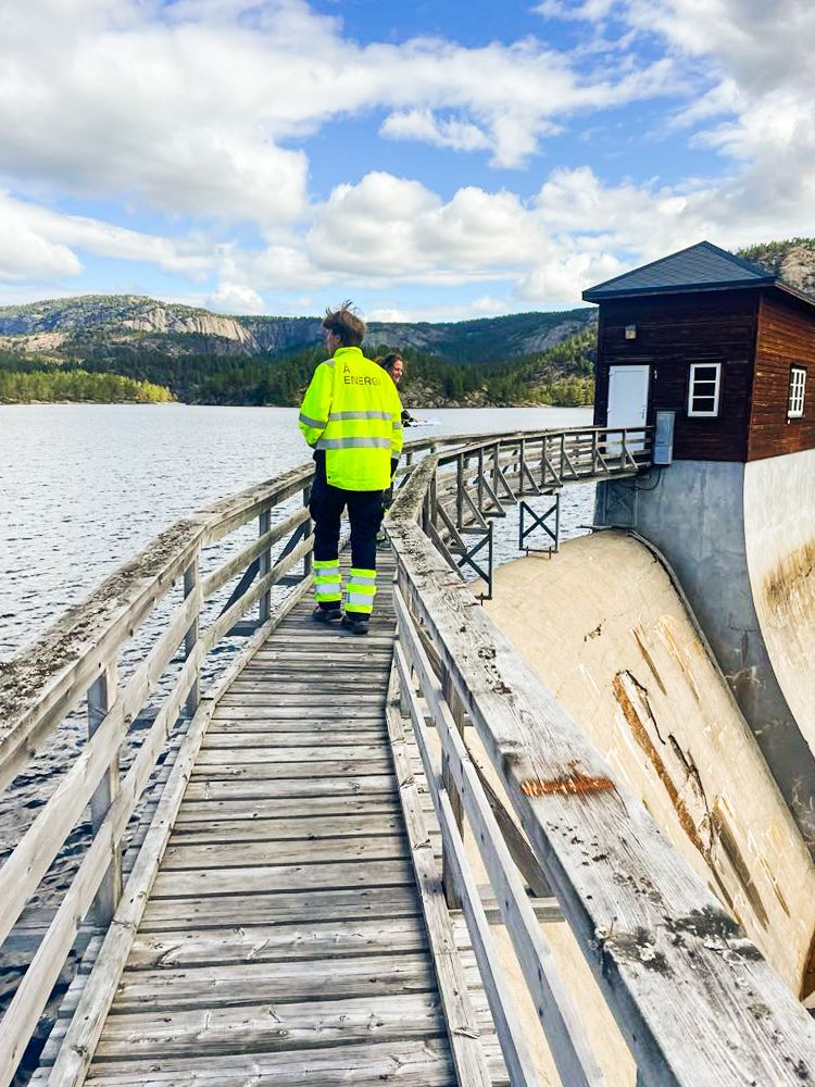 Mann utendørs på damanlegg