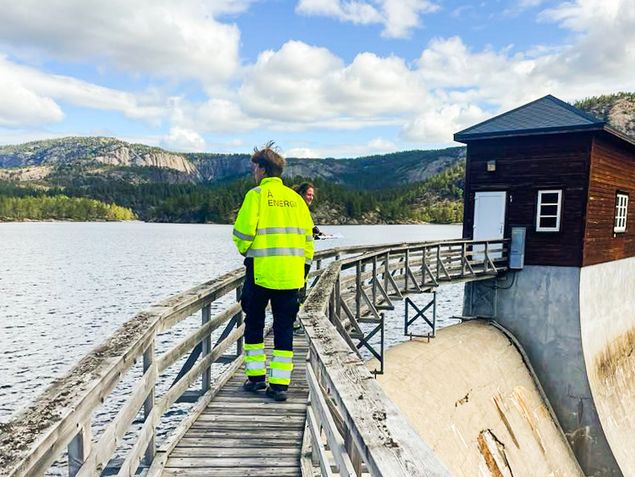 Mann utendørs på damanlegg