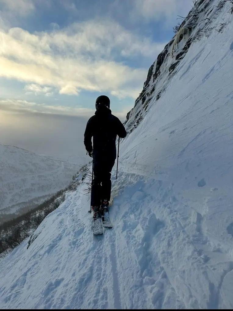 Ungdom går på ski i fjellet