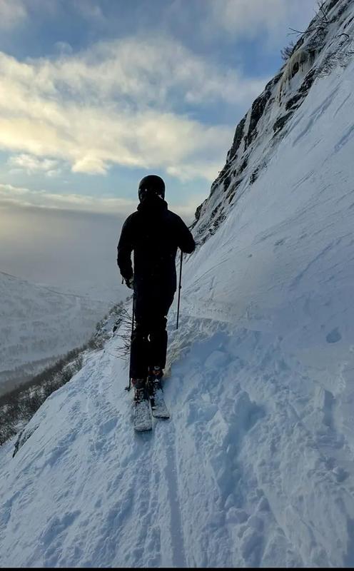 Ungdom går på ski i fjellet