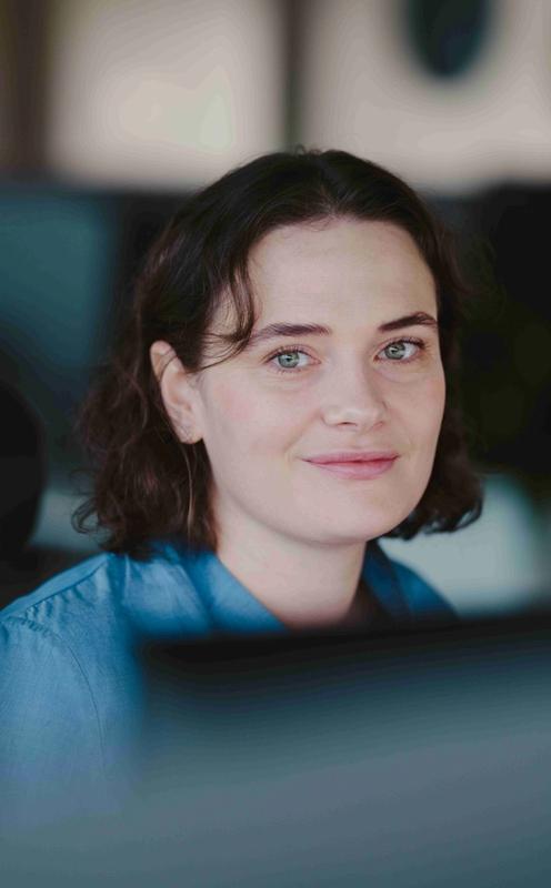 Kvinne ser i kamera på kontor