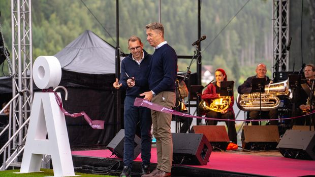 To personer på en scene, musikere bak