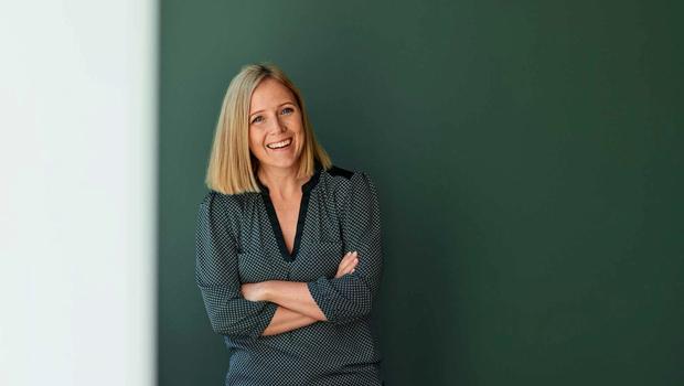 Dame grønn vegg smiler