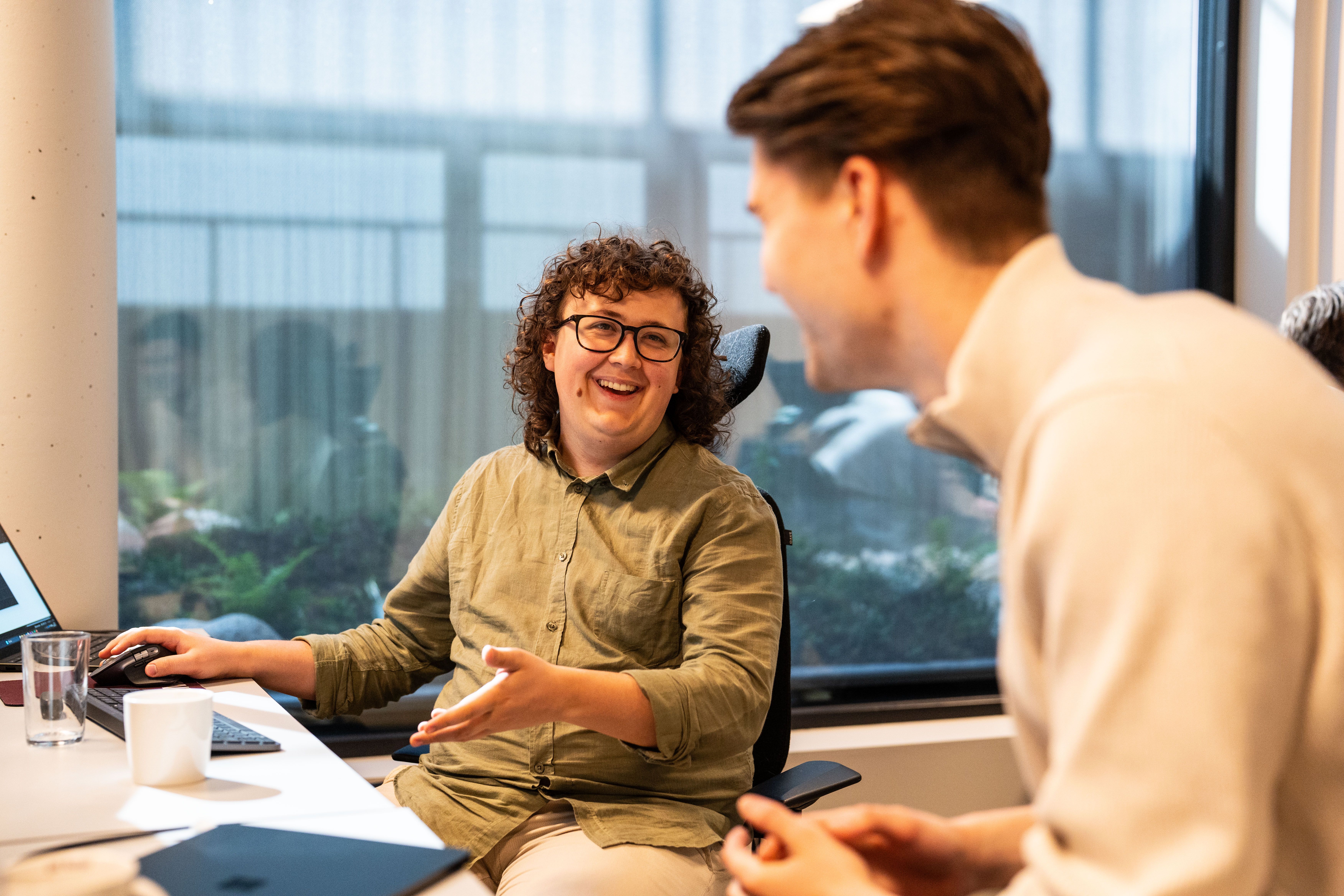 To unge mennesker jobber sammen