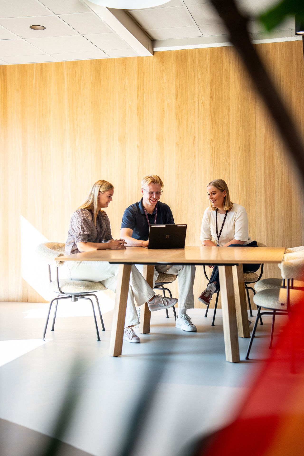 Trio ser i skjerm. Samarbeid.