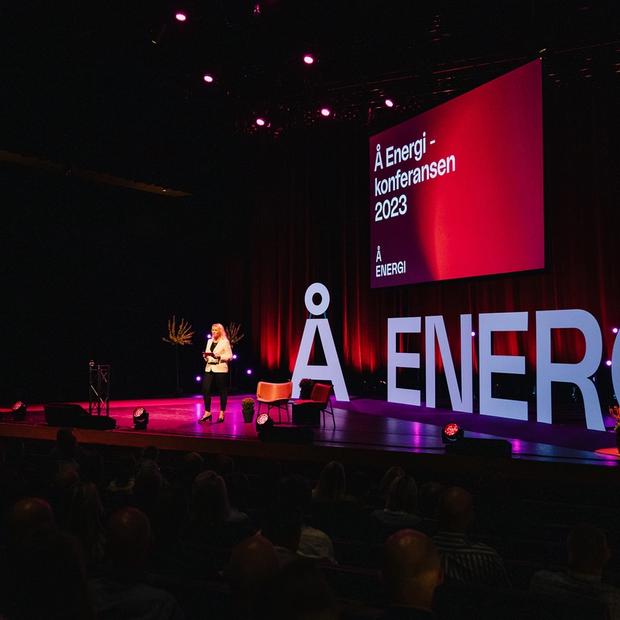 Margit Unander på scenen under Å Energi-konferansen