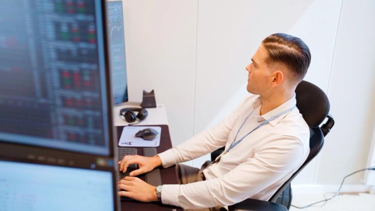 Andreas jobber ved PC