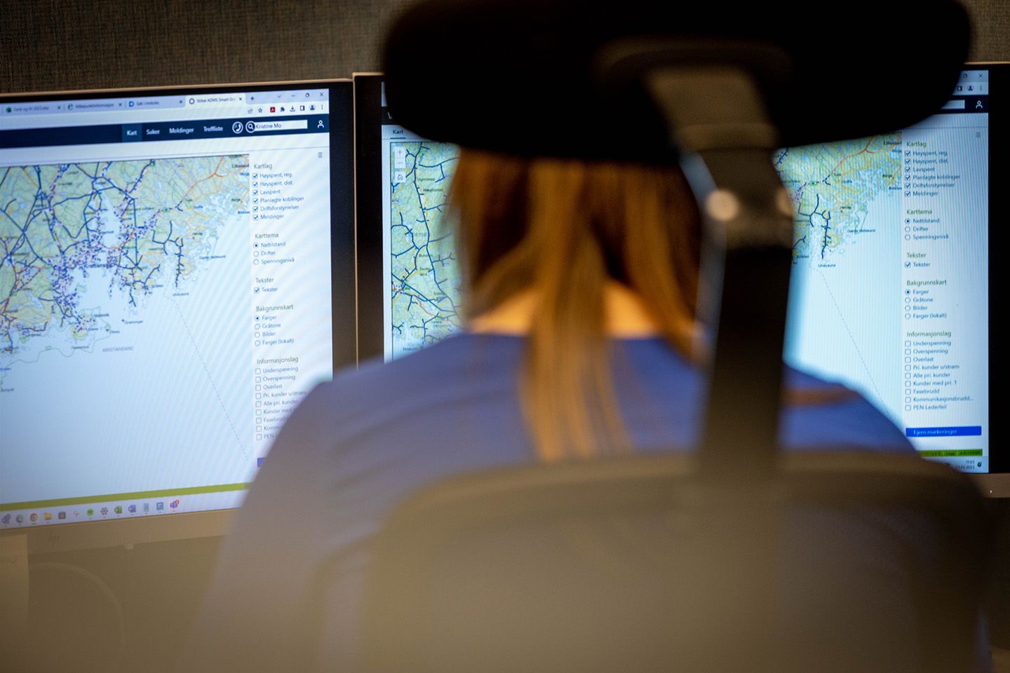 bilde bakfra av saksbehandler foran pc skjermer med kart.