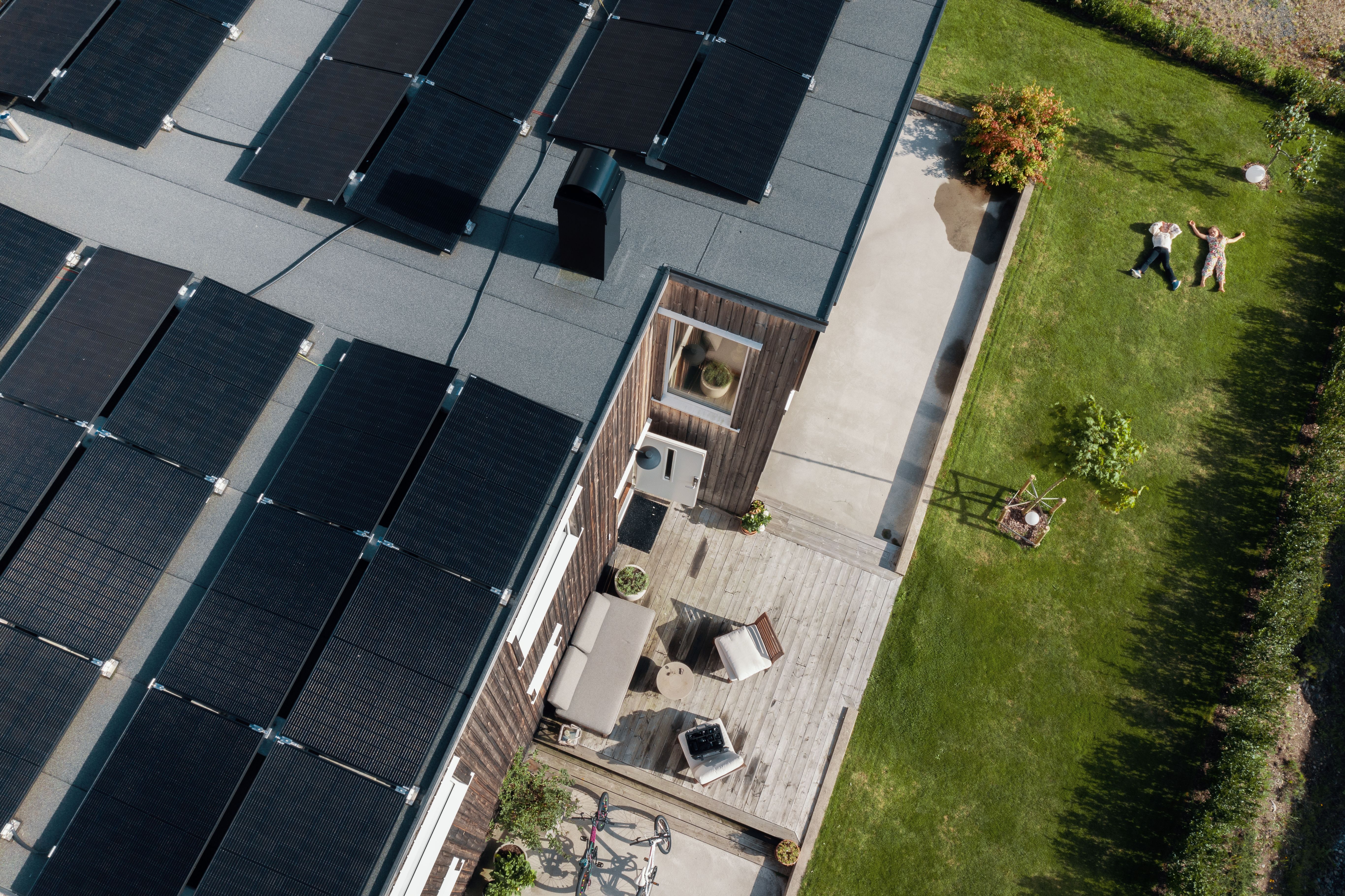 Bilde av enebolig med solceller på taket.