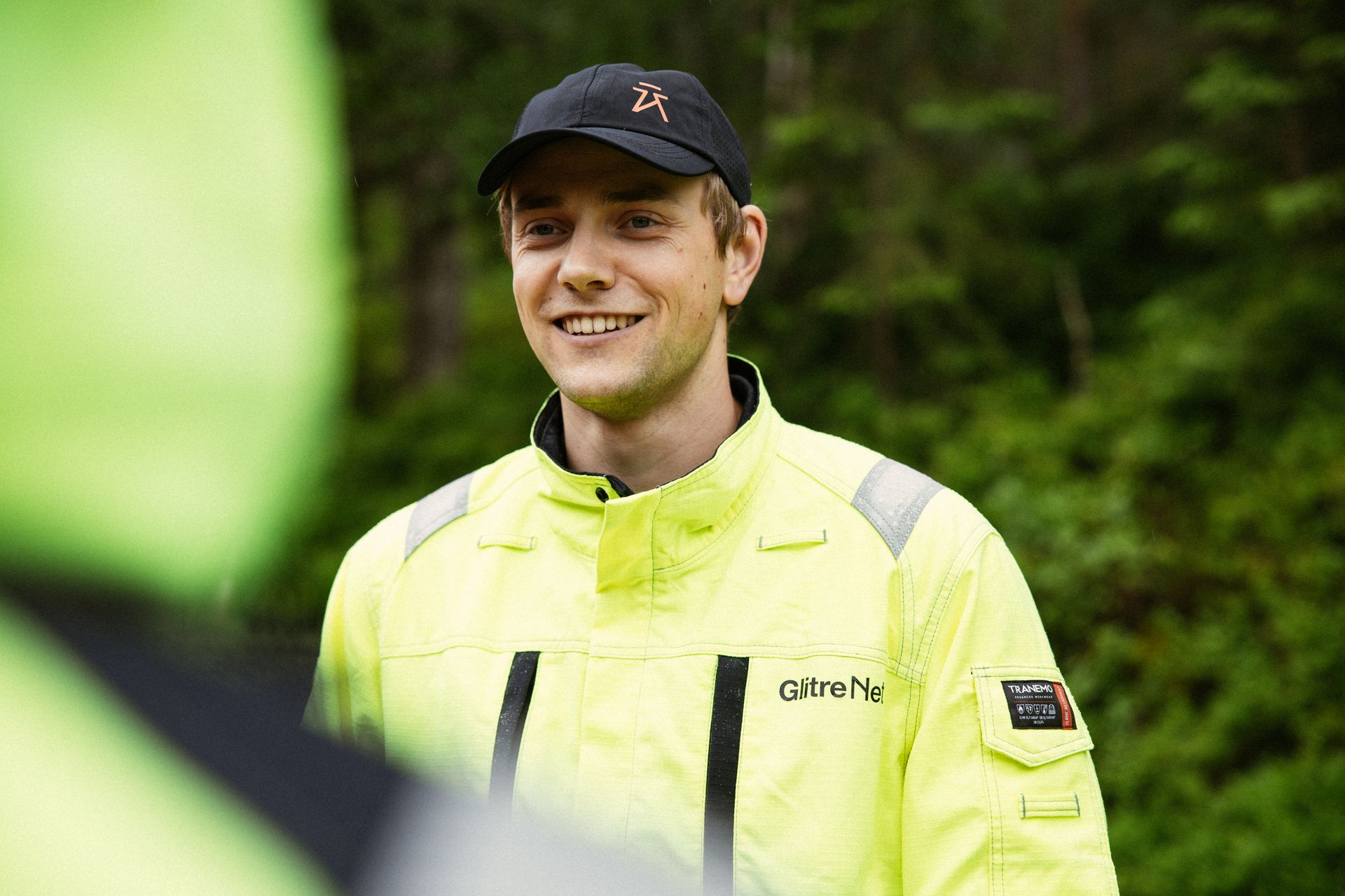 mann med arbeidstøy og caps