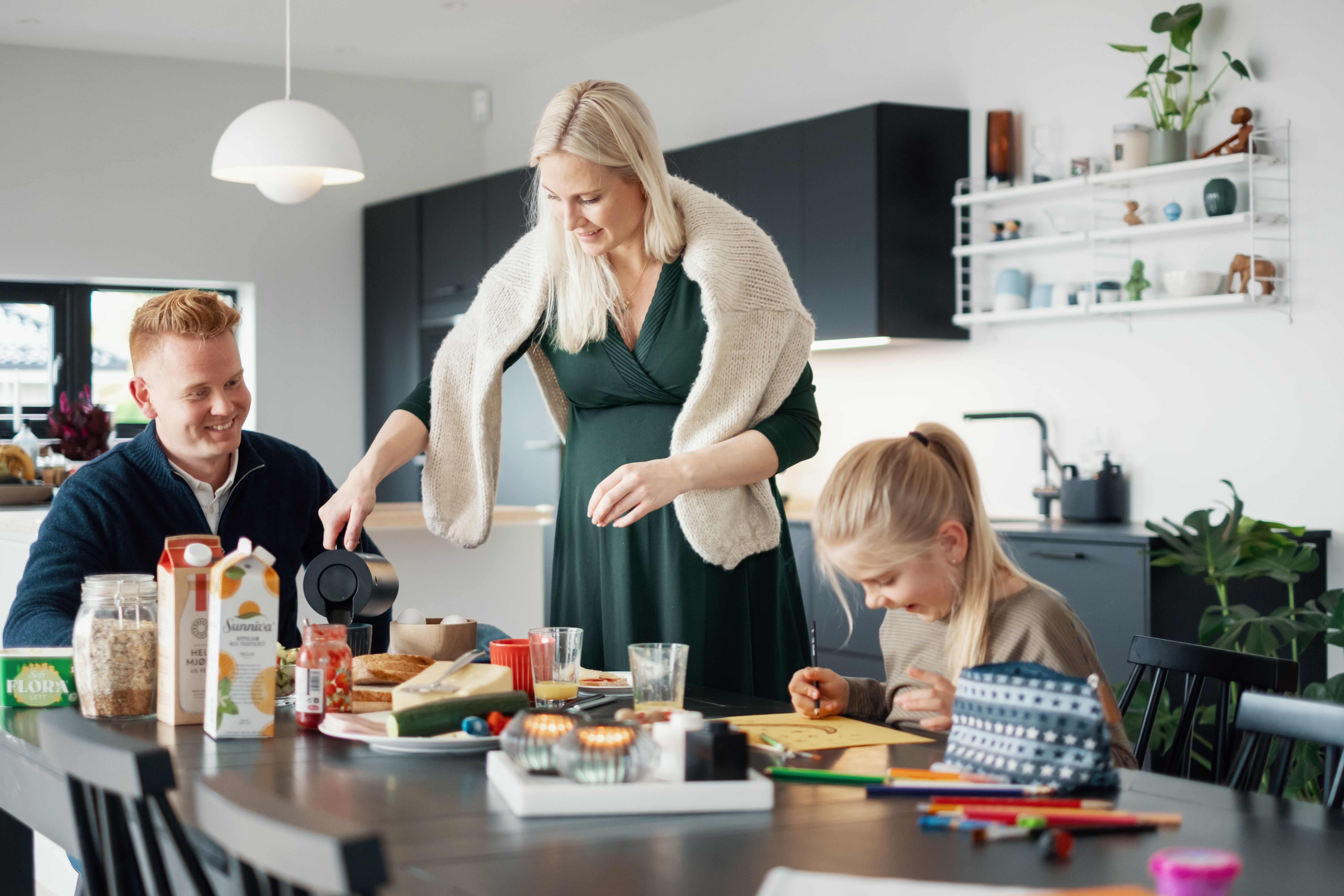 Familie spiser frokost