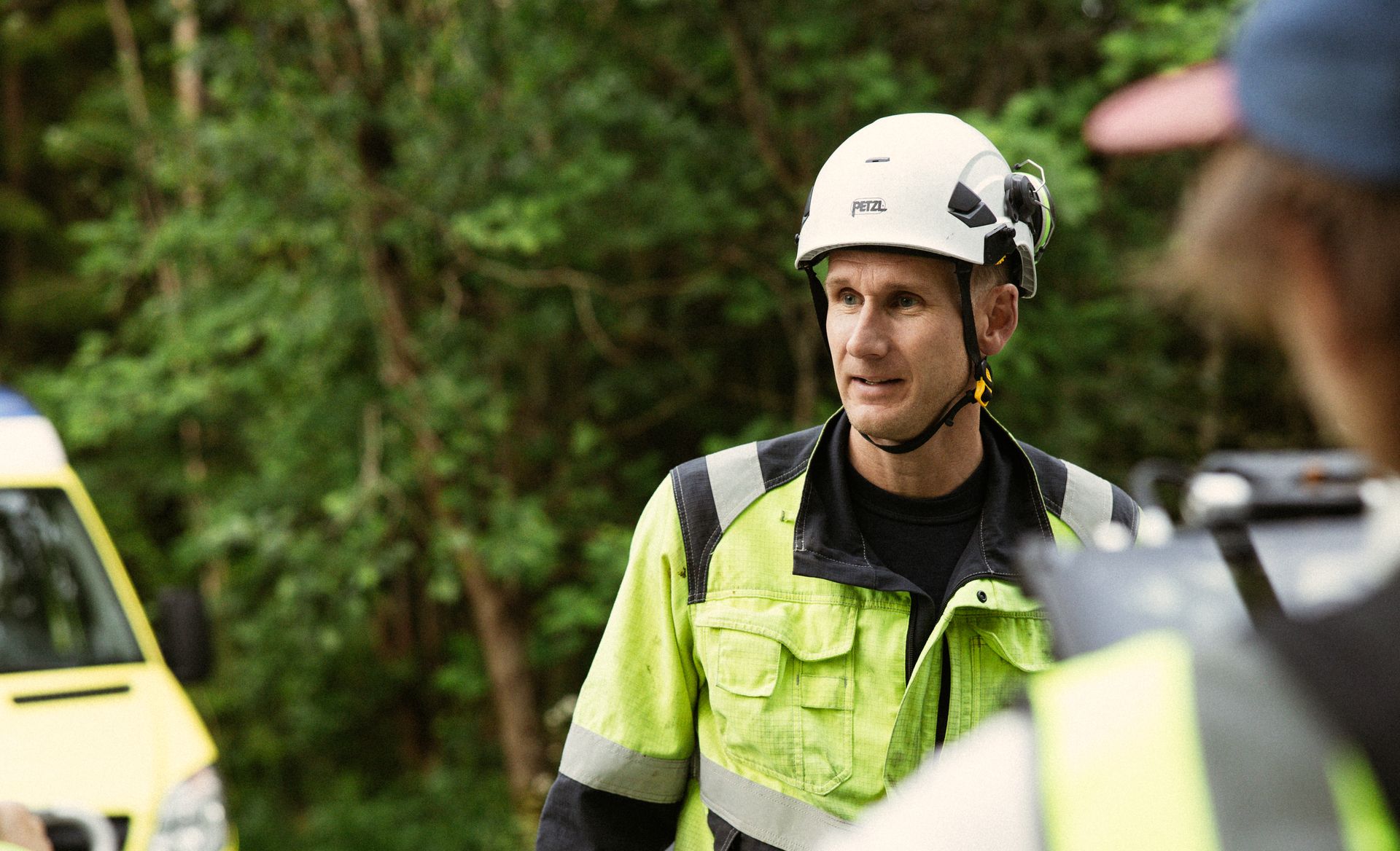 Energimontør med skog i bakgrunnen