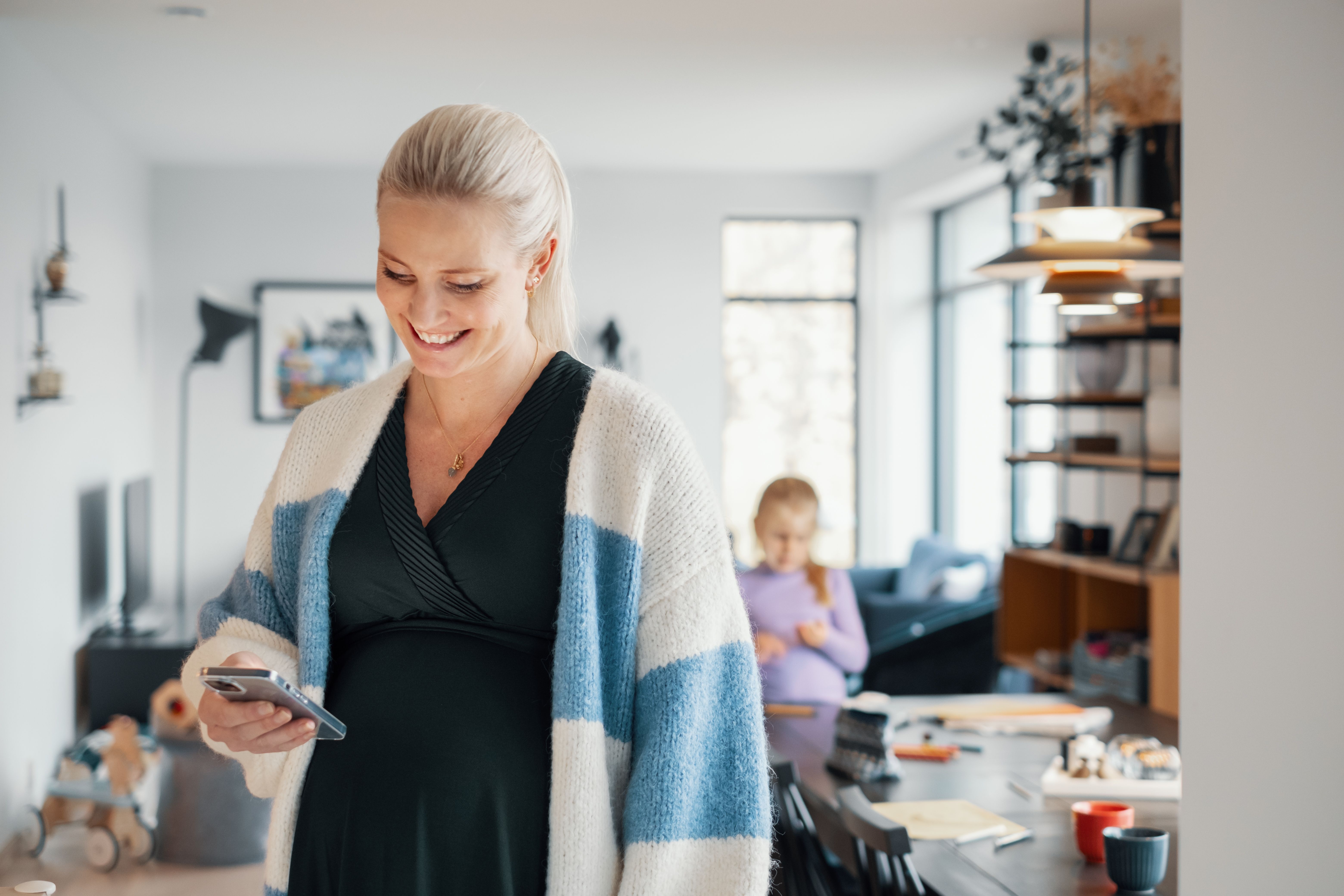 Dame som leser på mobiltelefon