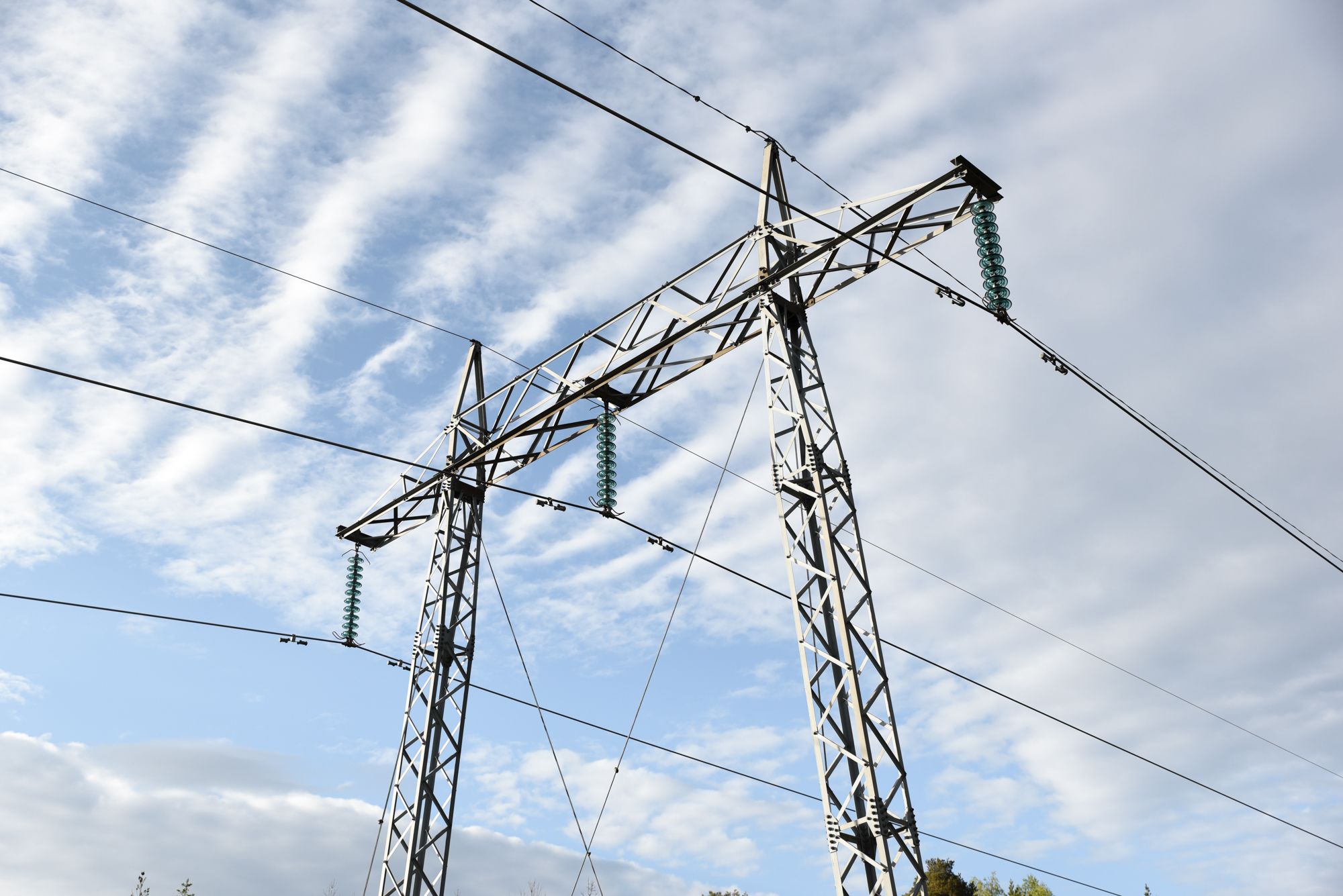Strømmast med blå himmel