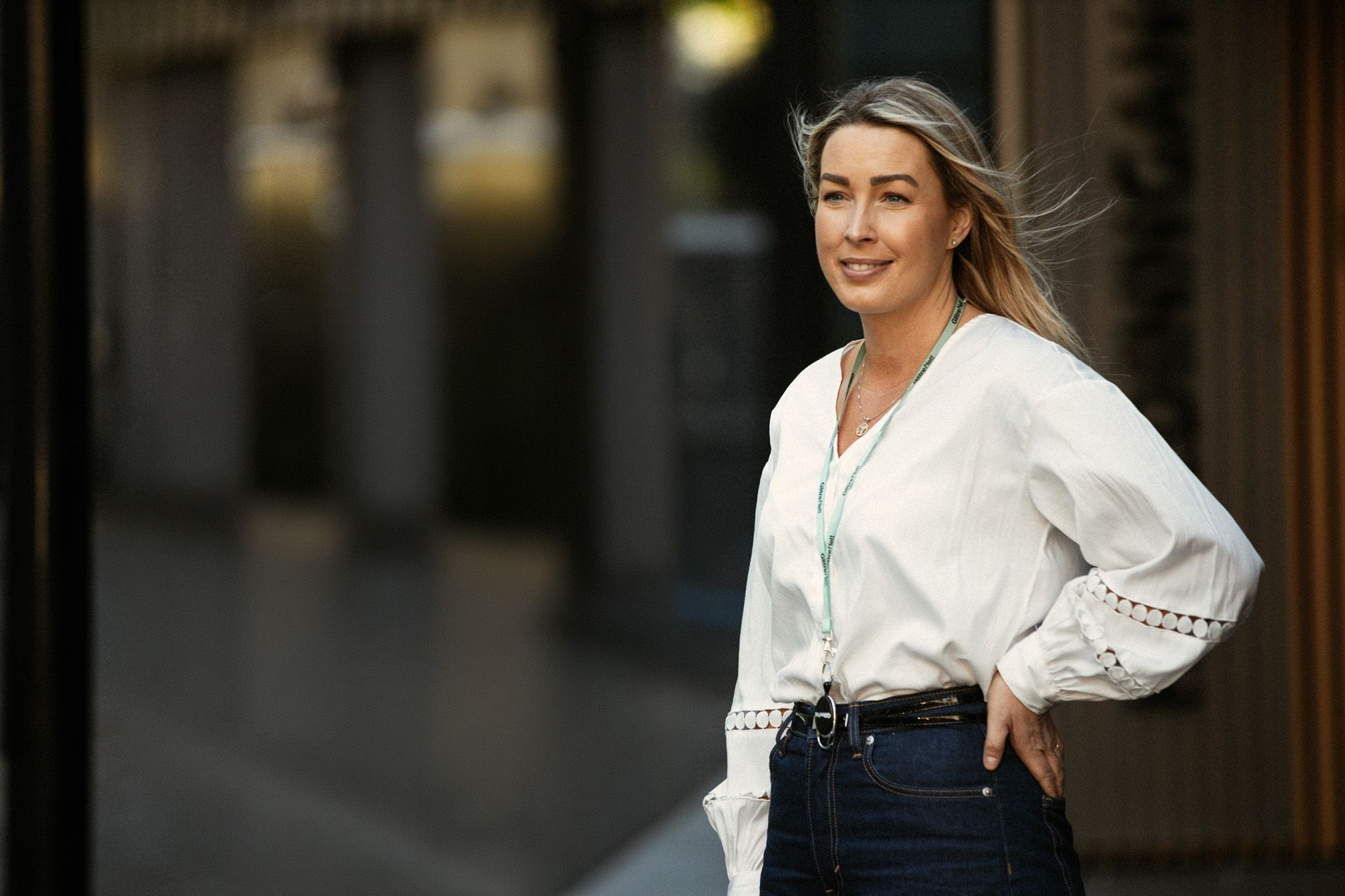 Dame med nøytral bakgrunn