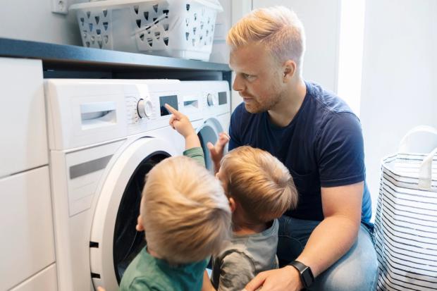 familie setter på vaskemaskin