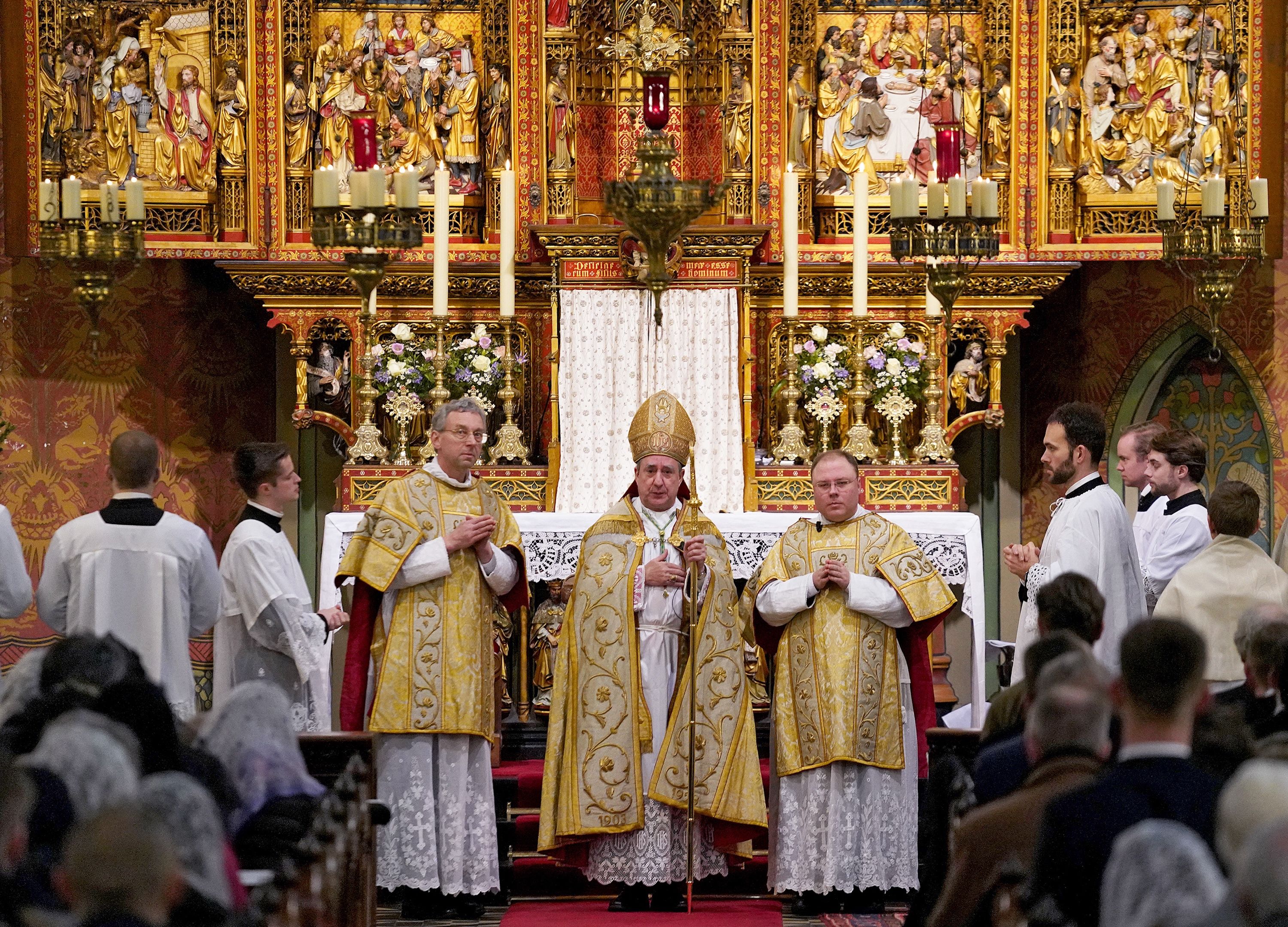 Bisschop met assistentie voor het hoofdaltaar
