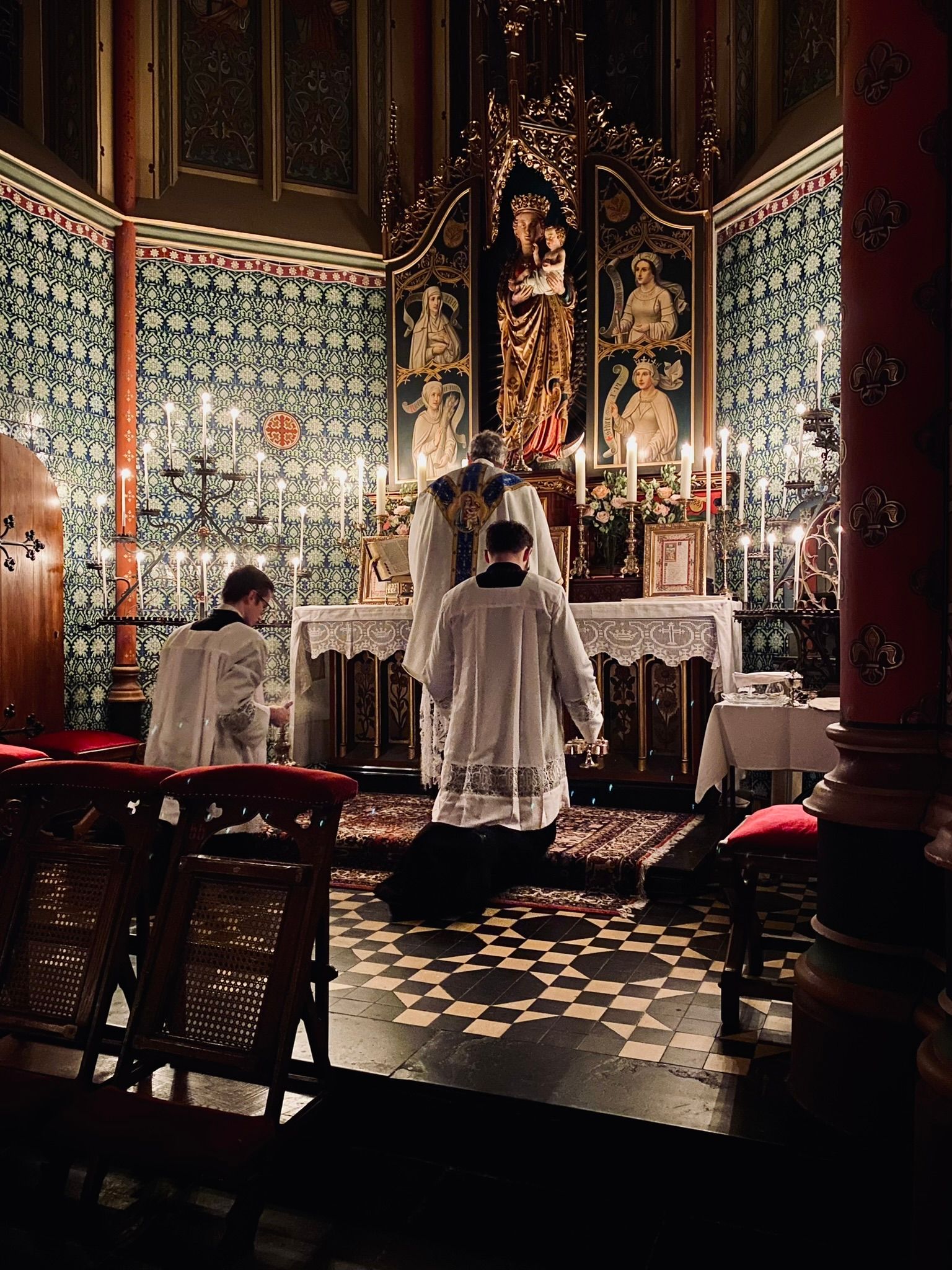 Mis bij het Maria altaar bij kaarslicht