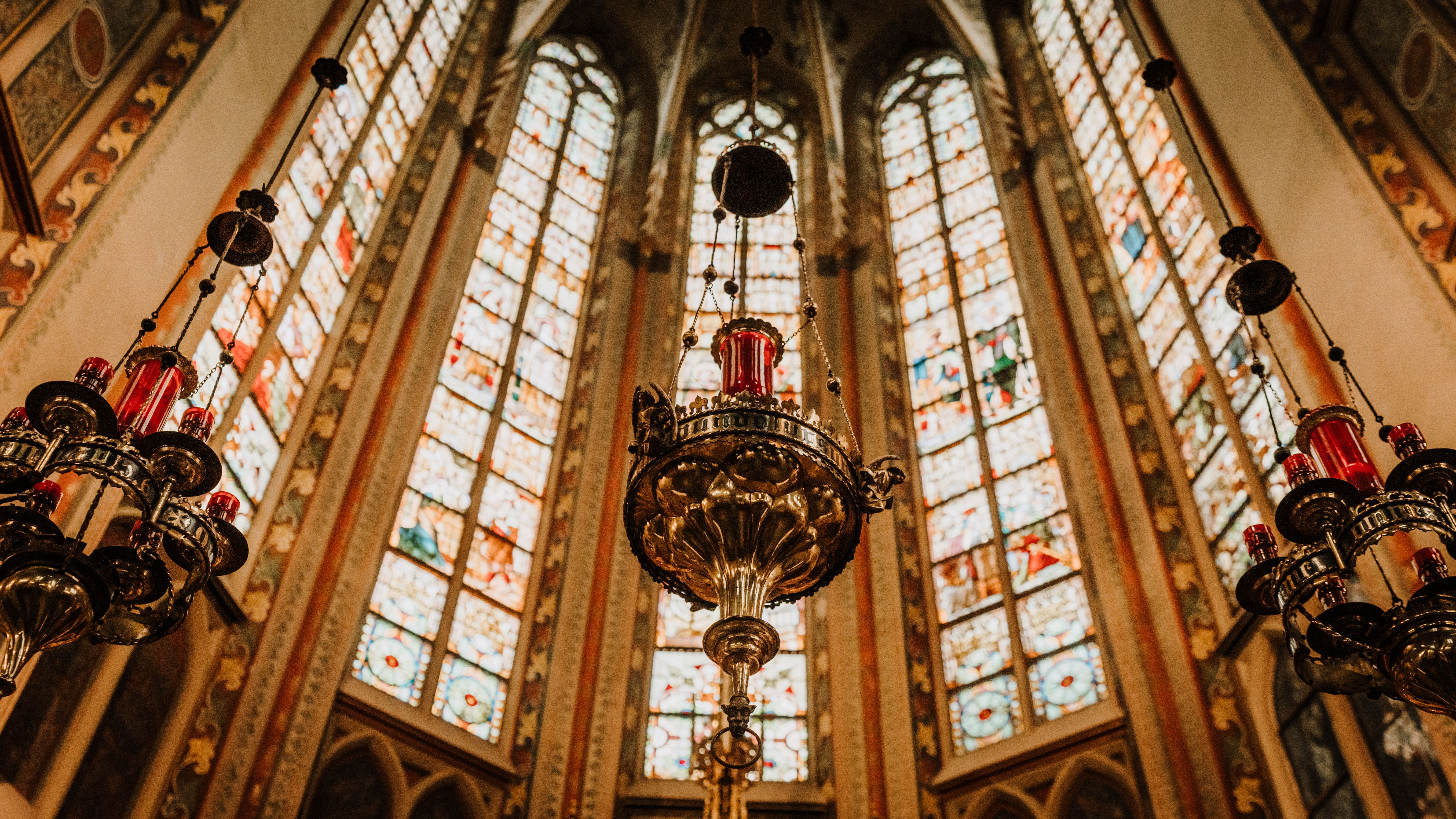 Godslampen met kerkramen op de achtergrond