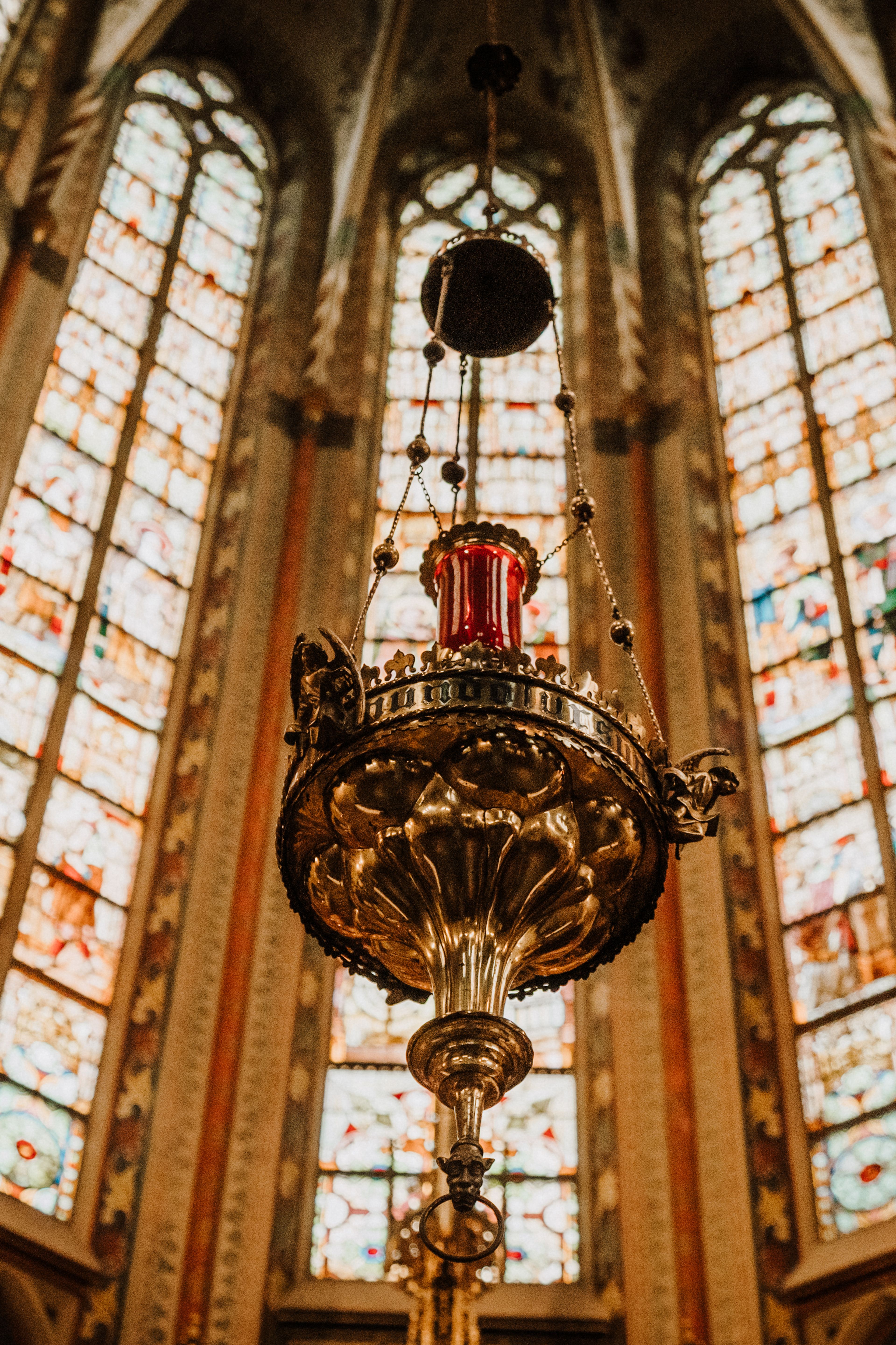 Godslampen met kerkramen op de achtergrond