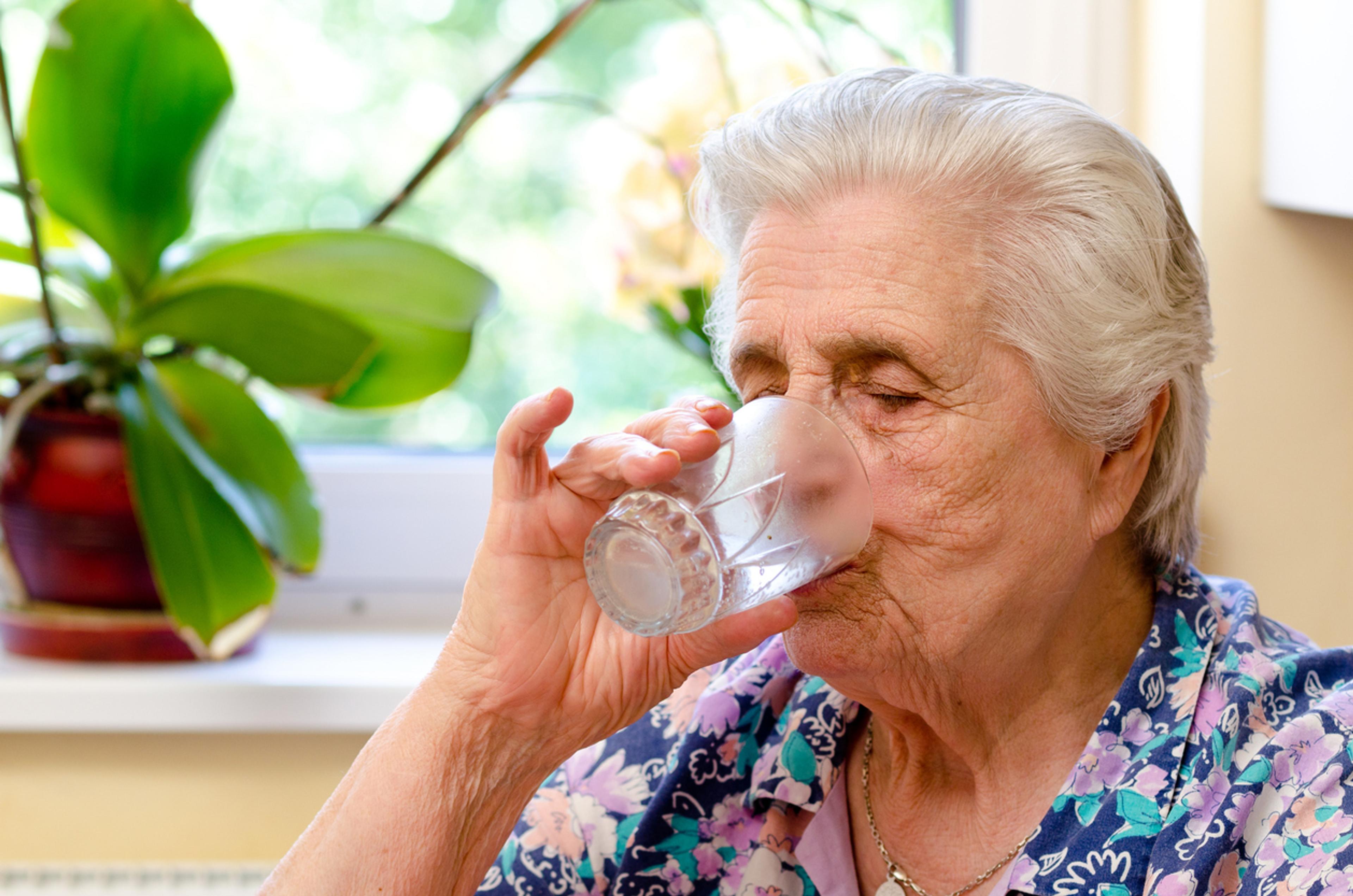 Drinking enough water is a sure way for the elderly to stay hydrated 