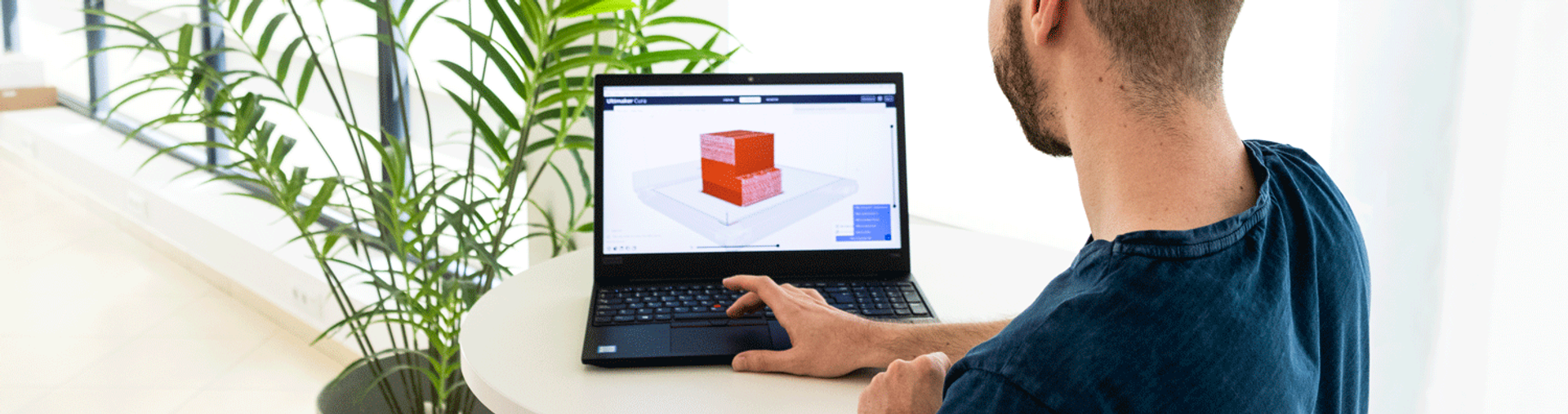 Worker using UltiMaker Cura on a computer