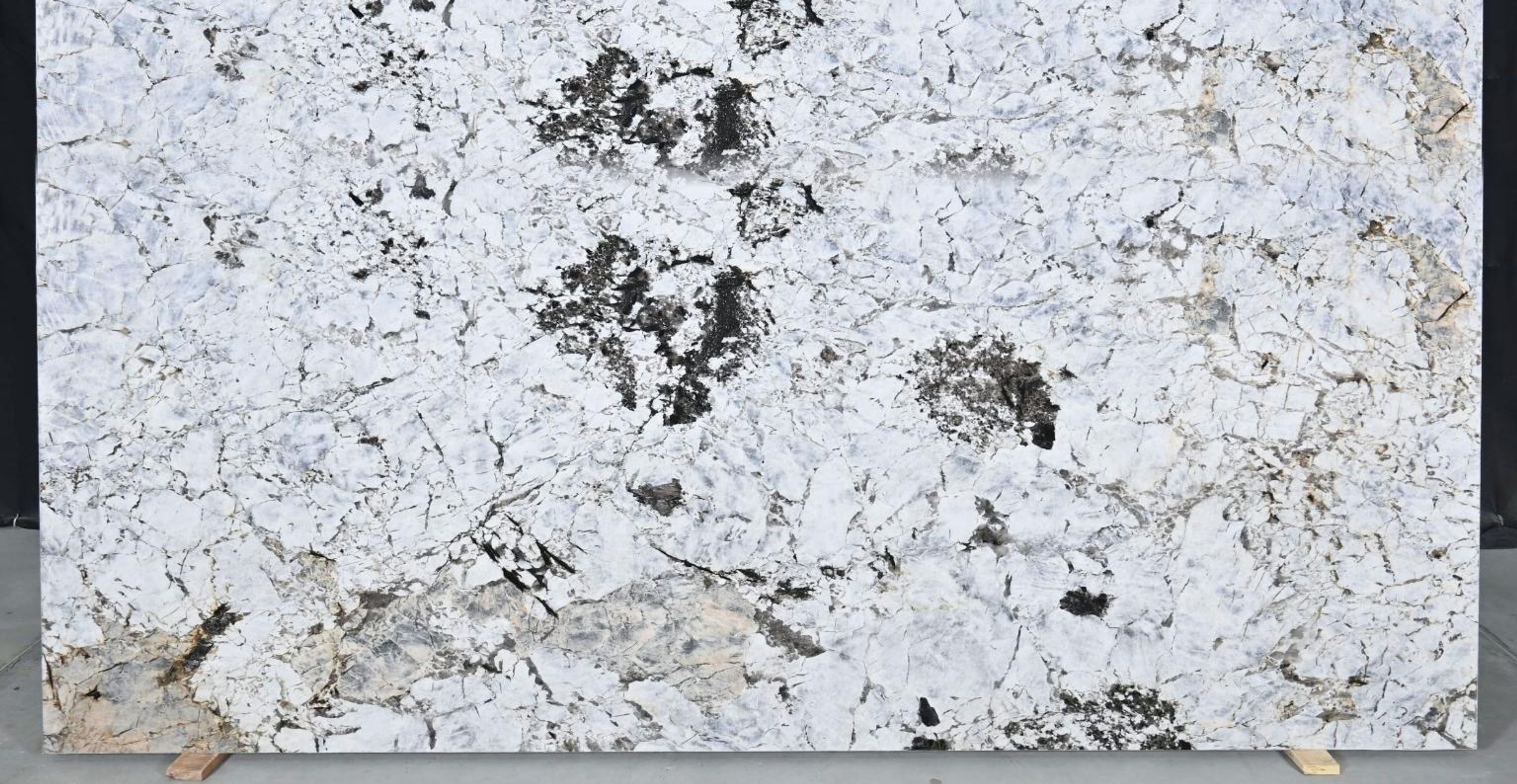 ATLANTIS WHITE — Granite slab