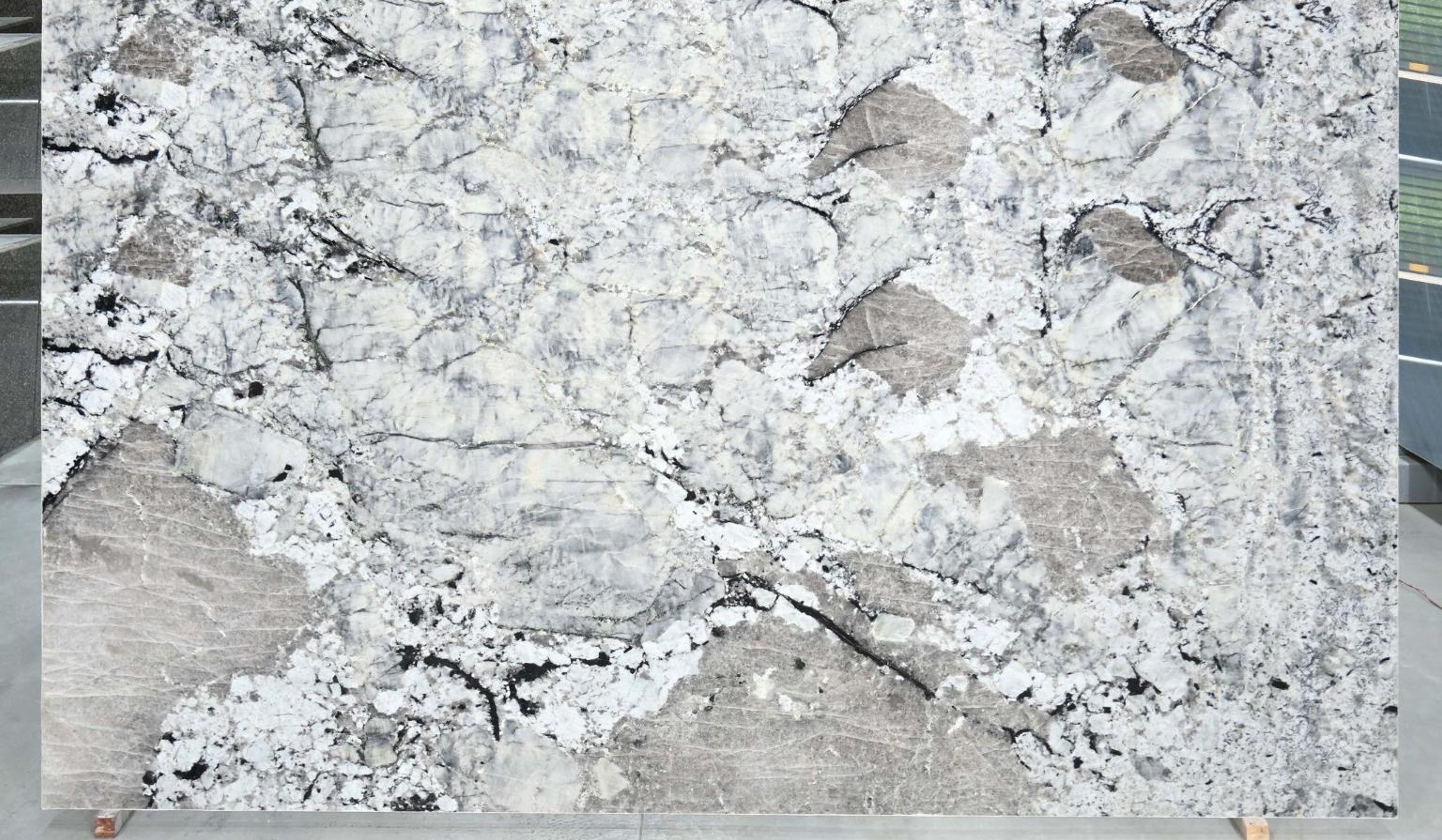 MERIDIEN — Granite slab