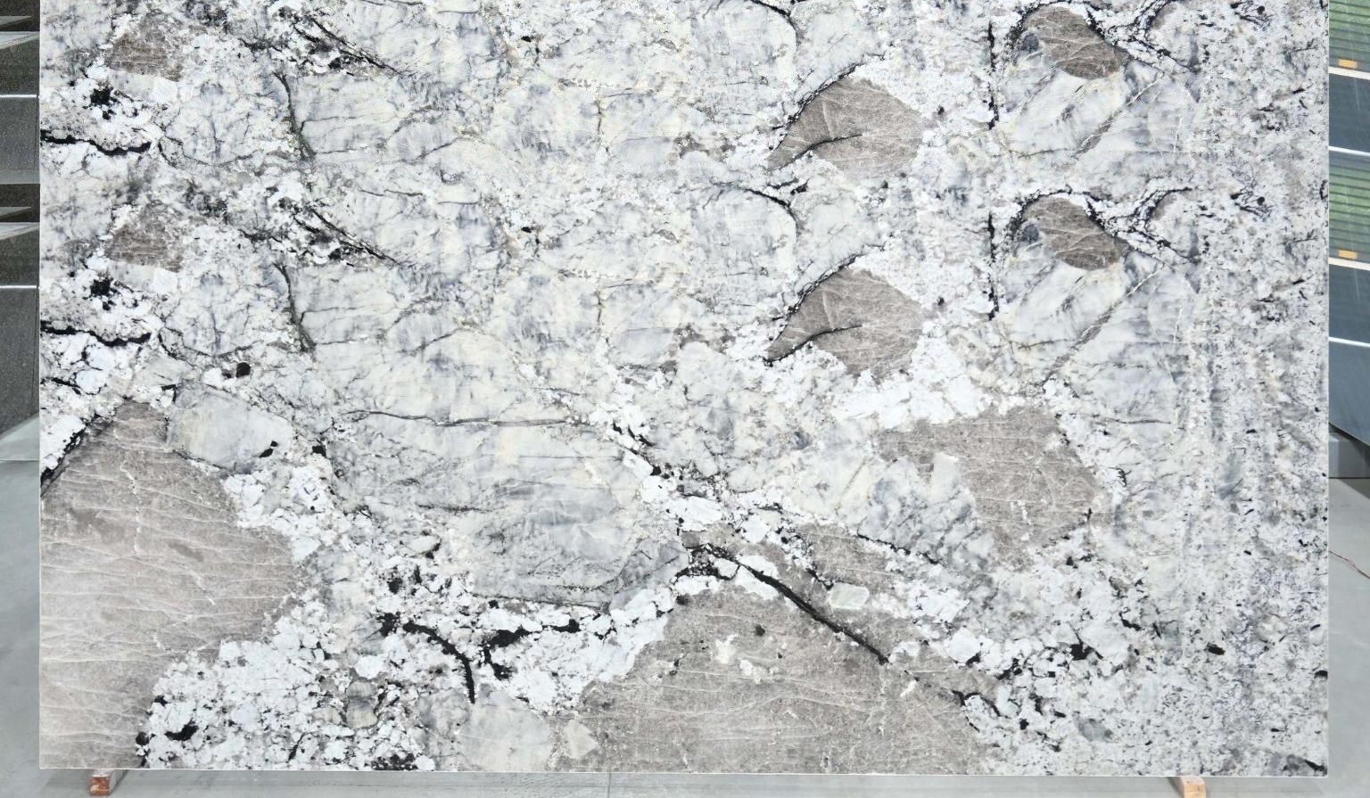 MERIDIEN — Granite slab