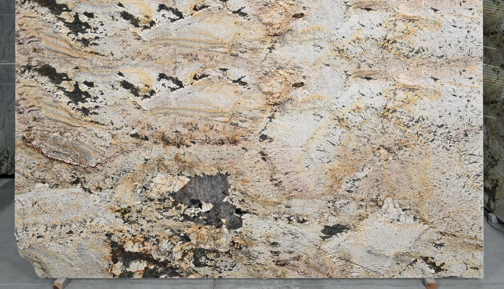 ALASKA YELLOW — Granite slab