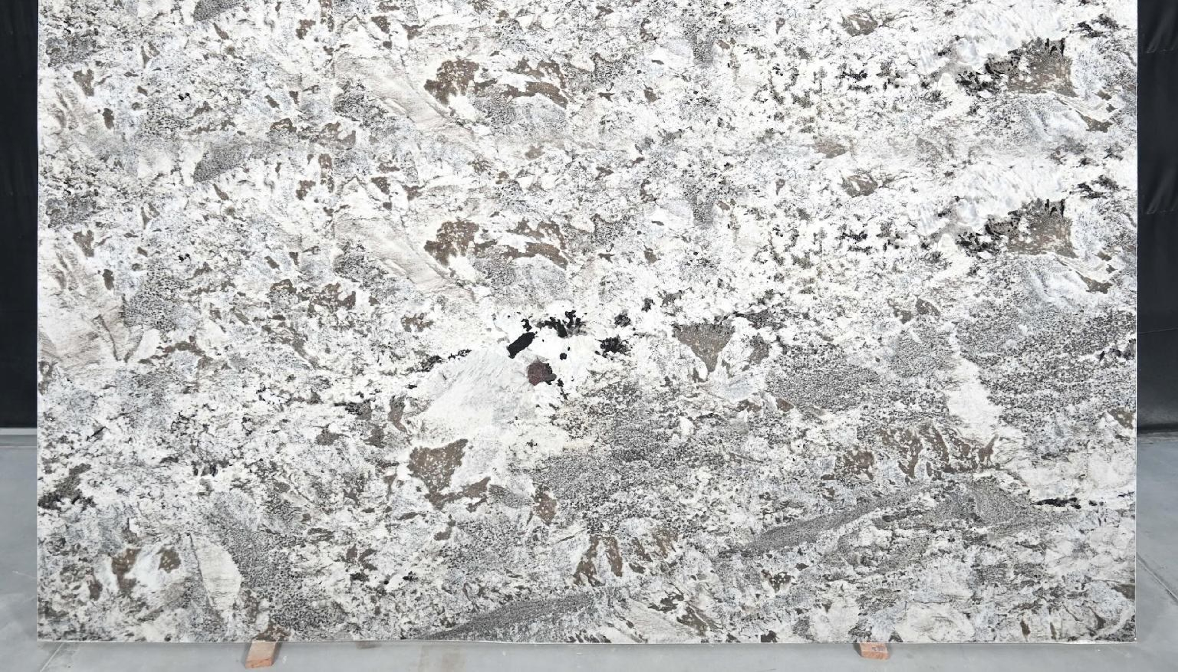 GREY NUEVO — Granite slab