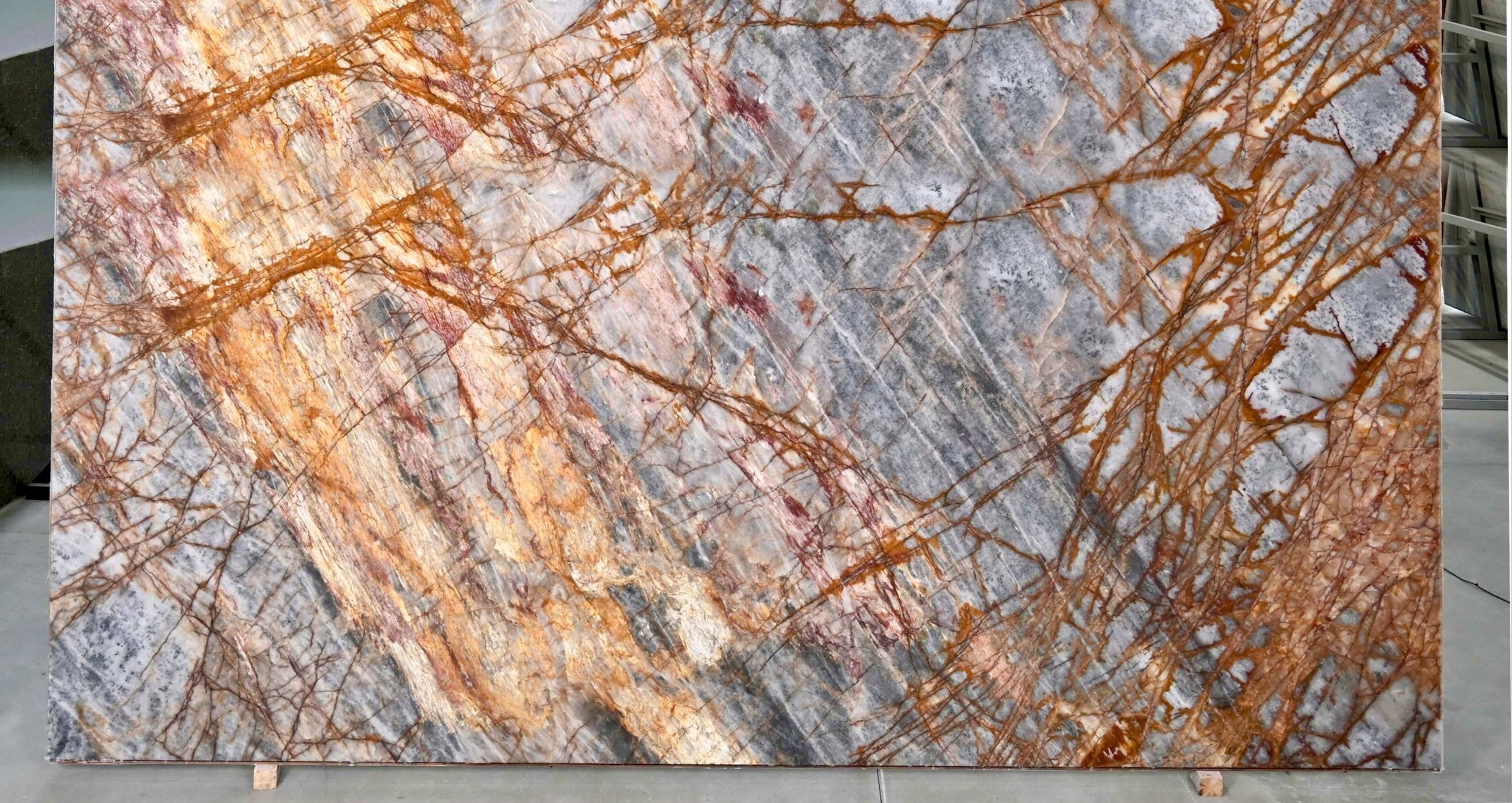 LOUISE BLUE — Granite slab