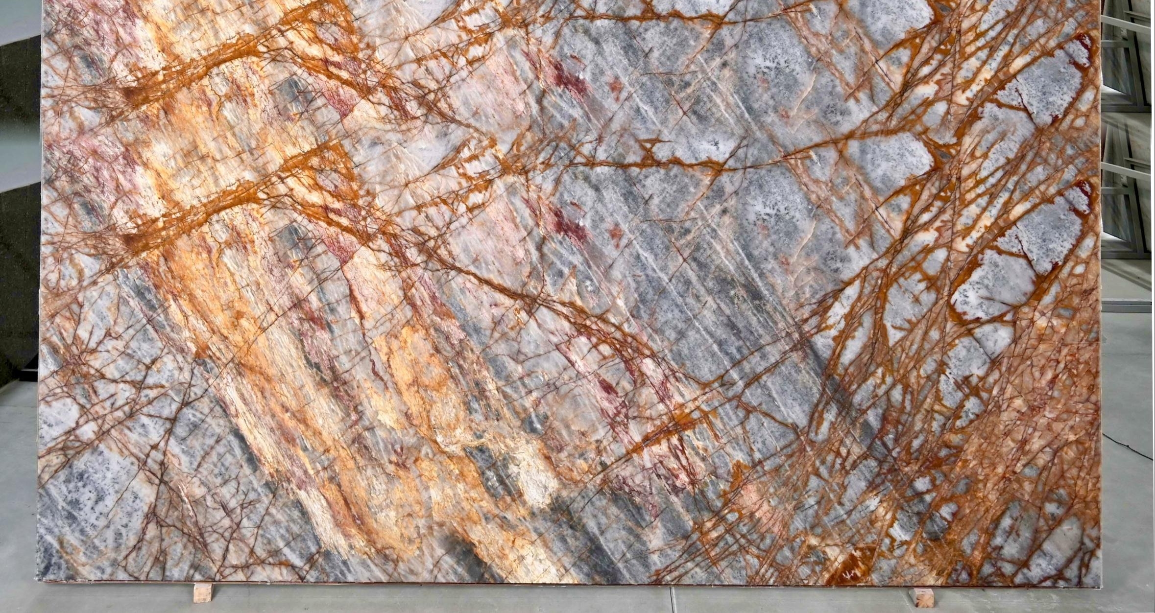 LOUISE BLUE — Granite slab