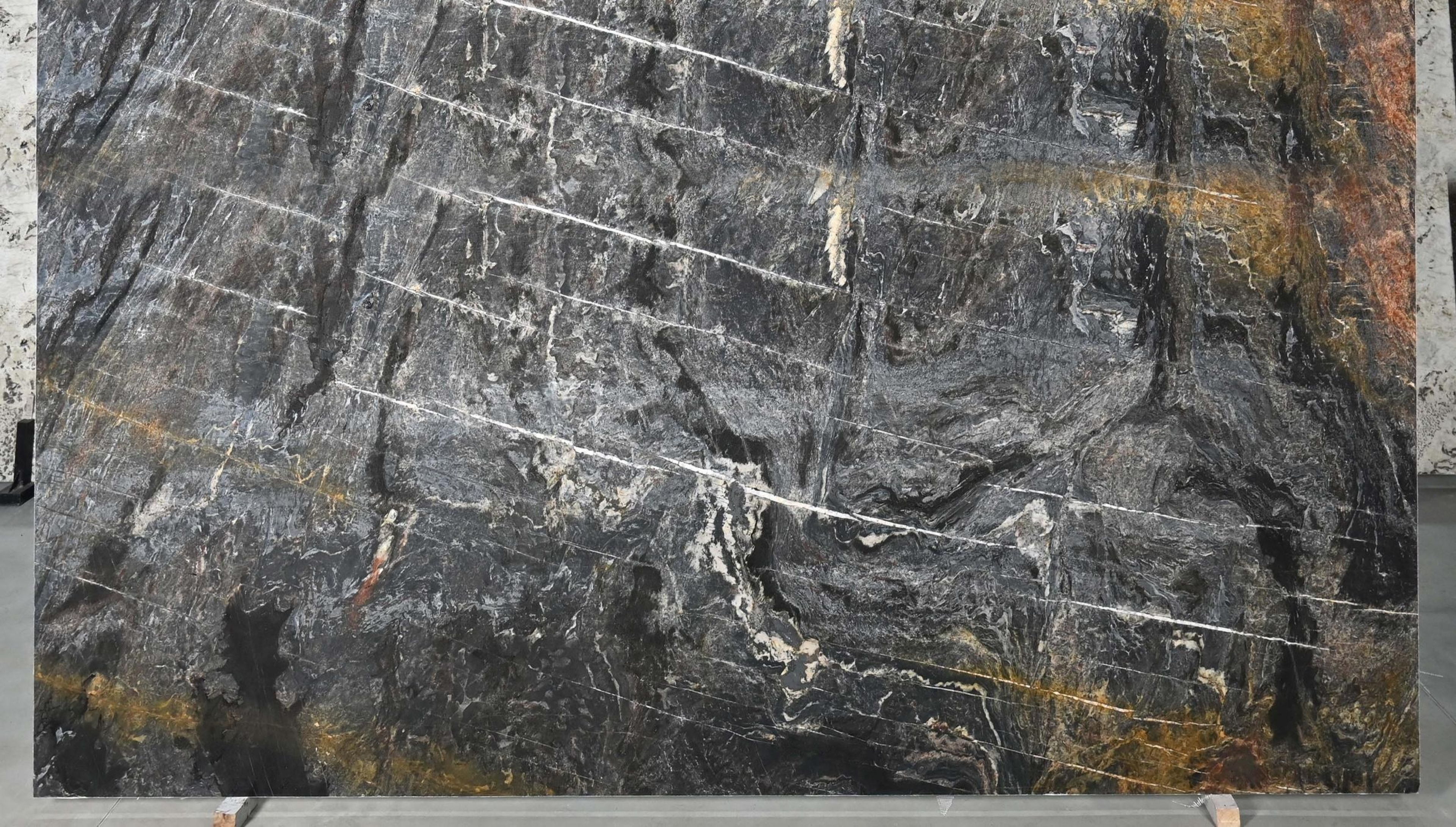 LAVA ORO — Granite slab