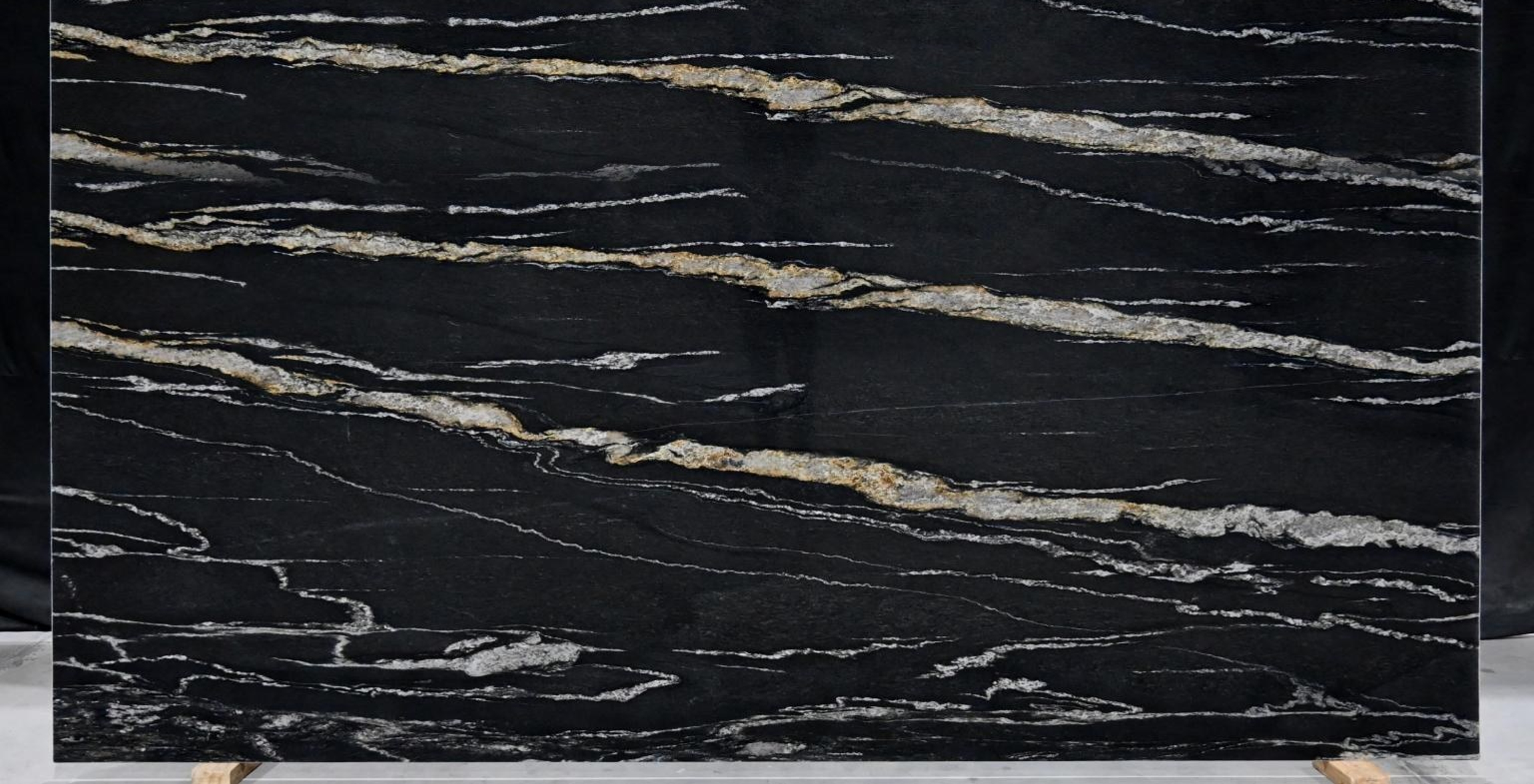 TAITANIUM GOLD — Granite slab