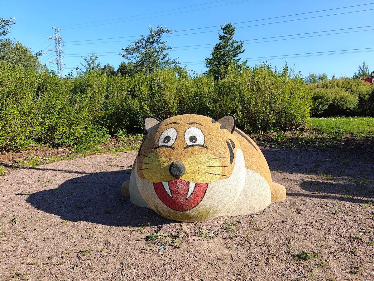 Tiikerinnäköinen kiipeilykivi.