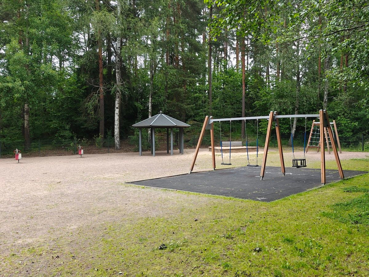 Vauvakeinut, lautakeinu, katos, hiekkalaatikko ja kiipeilyteline.