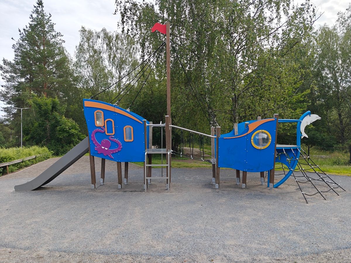 Laivateemainen kiipeilyteline, jossa liukumäki.