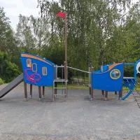Laivateemainen kiipeilyteline, jossa liukumäki.