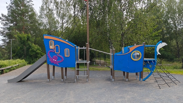Laivateemainen kiipeilyteline, jossa liukumäki.
