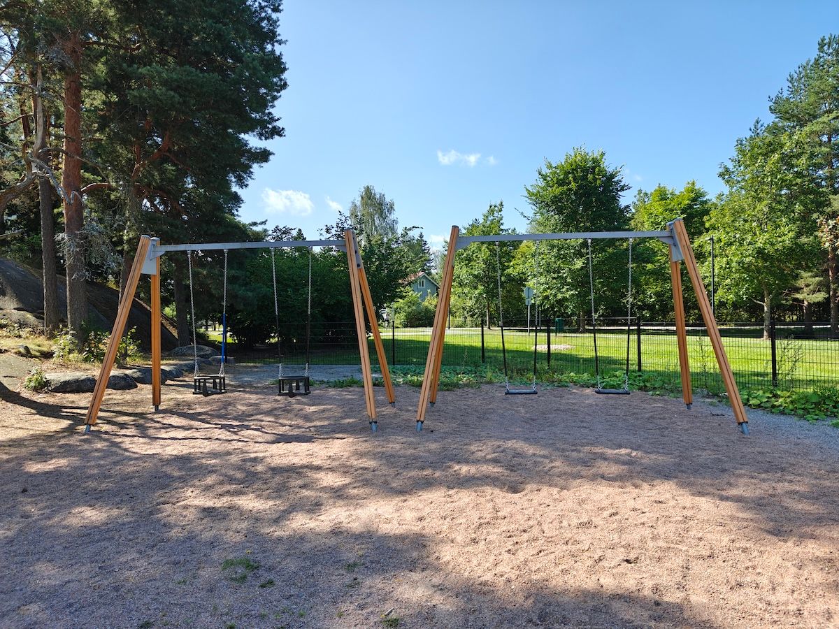 Kaksi vauvakeinua ja kaksi lautakeinua.