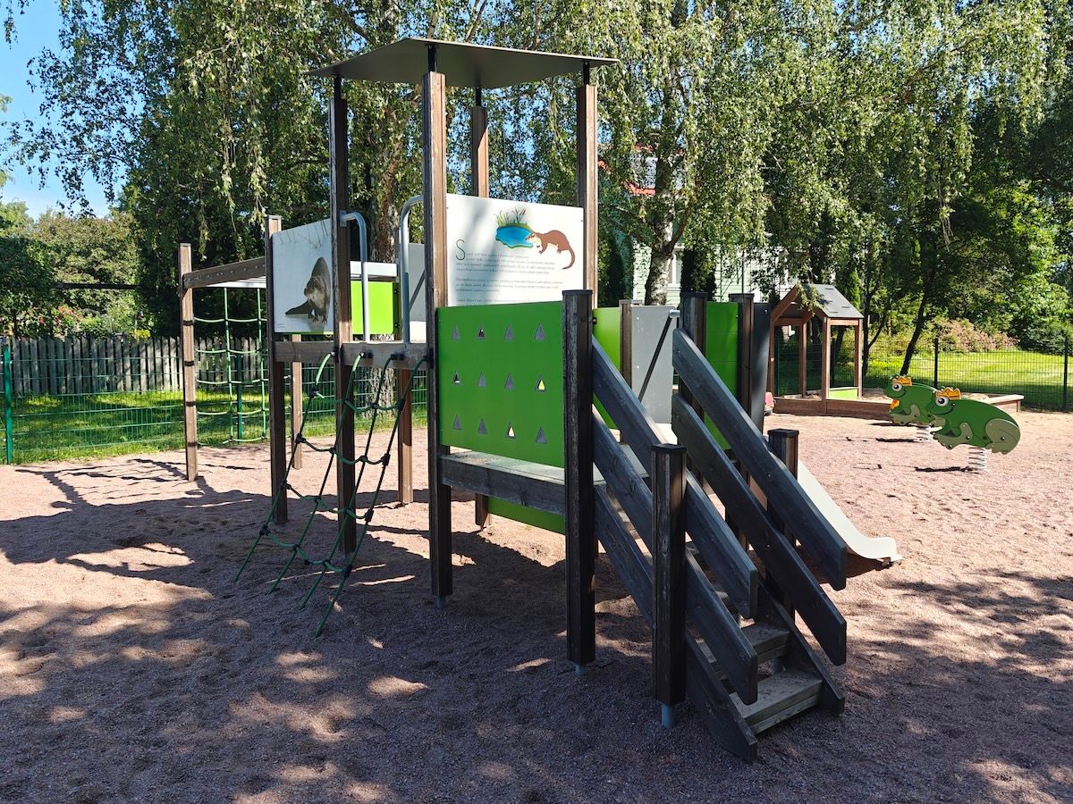 Kiipeilyteline ja kaksi sammakkojousivälinettä.
