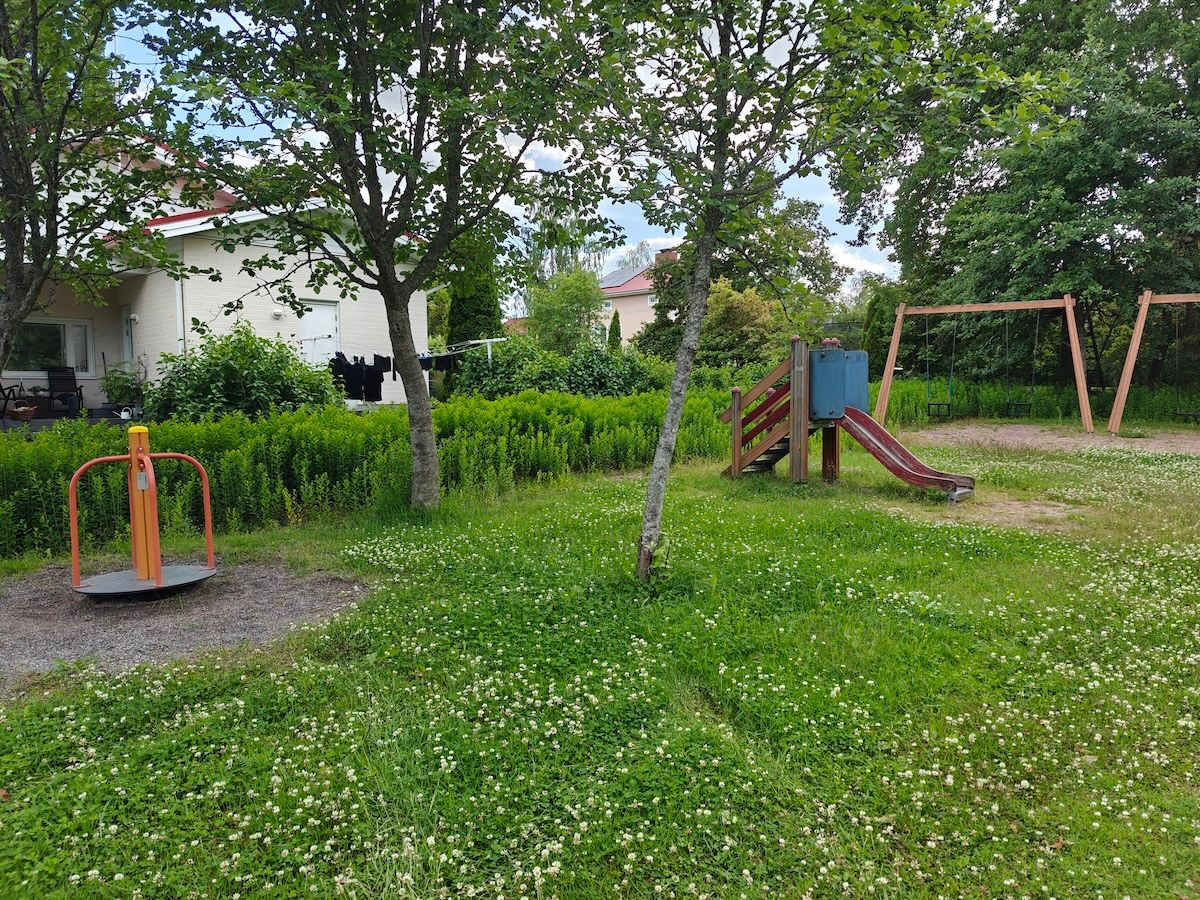 Karuselli, pieni liukumäki ja keinuja.