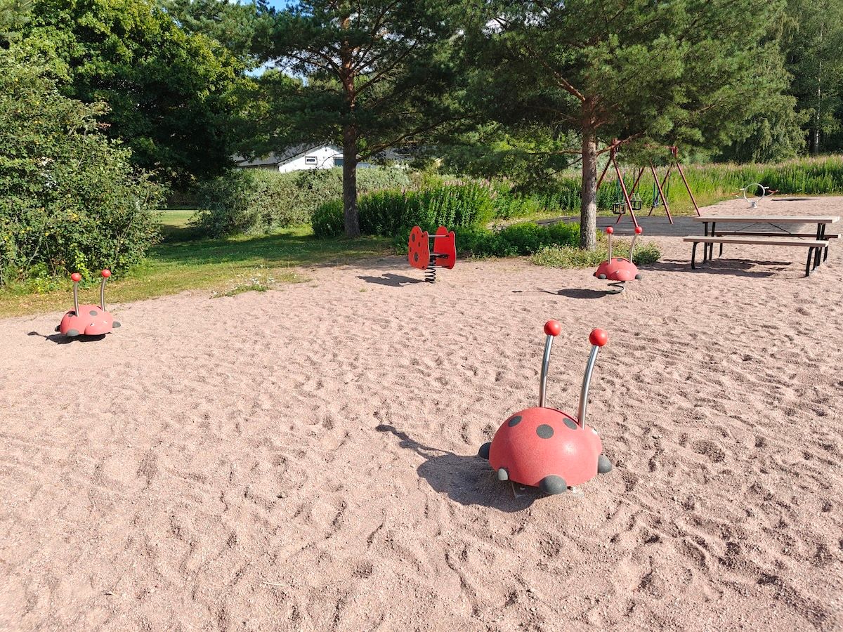 Leppäkerttuteemaisia kiikkuja.