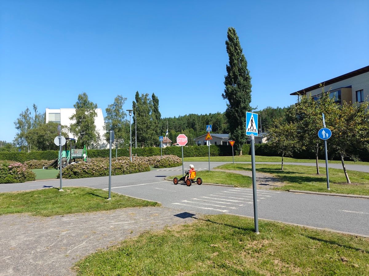 Polkuautoilija liikennepuistossa.