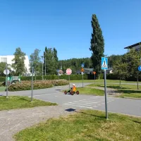 Polkuautoilija liikennepuistossa.