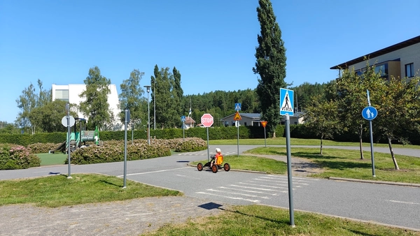 Polkuautoilija liikennepuistossa.
